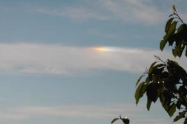 20.05.04: 19 Uhr 16: Die Aluminiumpartikelchen in Chemtrails erzeugen Regenbogeneffekte, die in normalen Kondensstreifen nicht auftreten.