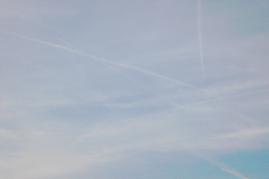 30.05.04, 11 Uhr 23: Deutliches Wolkenergebnis mehrerer Stunden intensiver Sprhflge; stets neue Flge sollen die Wolkendecke immer dichter machen. Die ursprnglichen Chemtrail-Flugspuren sind u.U. noch nach Stunden in der knstlich erzeugten Dunstdecke zu sehen. 
