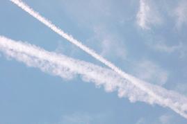 2 Chemtrails mit unterschiedlichem Alter (2-4 Minuten nach Vorbeiflug