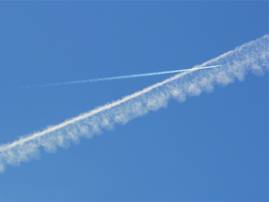 Sich rasch auflsender Contrail, groer Chemtrail