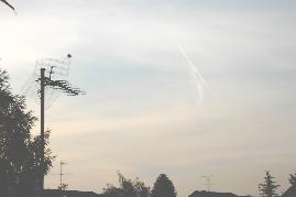 10.06.04, 06Uhr25-14: Nach 4 Min. kommt das nchste Flugzeug (Spur neben dem vorher erzeugten Chemtrail.) 