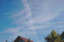 26.06.04: 08 Uhr 07-30: Knstliche Wolkenbildung durch Verschmelzung verschiedener zirrusartiger knstl. Wolken