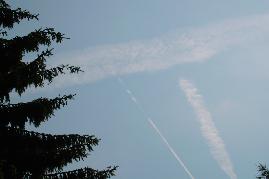 18.07.04: Flugzeug mit dnnstem Streifen hrt kurz vor oberem querlaufenden Wolkenstreifen zu sprhen auf. Die hinterlassene Spur ist oben teilweise unterbrochen. Flugzeug entfernt sich oberhalb des Querstreifens ohne jeden Streifen = Verdacht auf Direktsprher (Vergrerung anklicken)