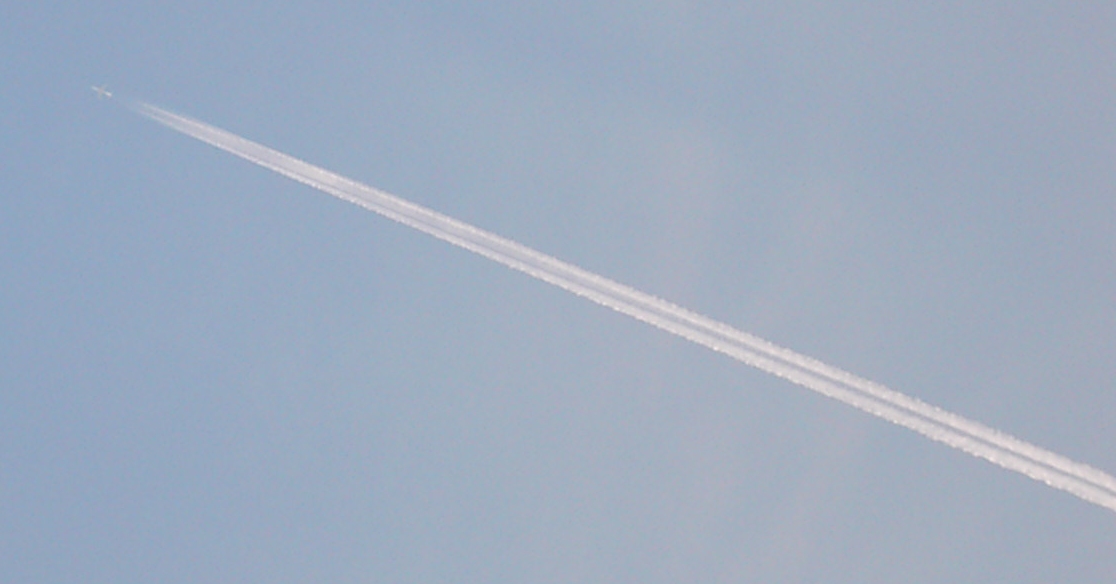 12.08.2004: 06 Uhr 50-52: Flugzeug bildet Streifen, dessen Rand und Mitte in Vergrerung dunkle Massepunkte erkennen lsst. Diese Punkte sind deutlich dunkler als die umgebende Atmosphre