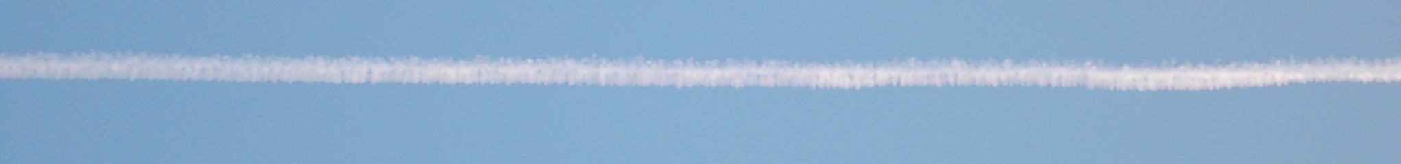 12.08.2004: 06 Uhr 52-26: In den Wolkenlcken werden die dunklen Massepunkte deutlicher sichtbar; sie begrenzen den Wolkenstreifen nach auen. 