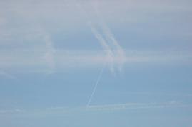 30.05.2004: 11 Uhr 39: Wenn Streifen abrupt enden und sich ausbreiten, sind es Chemtrails, keine normalen Kondensstreifen