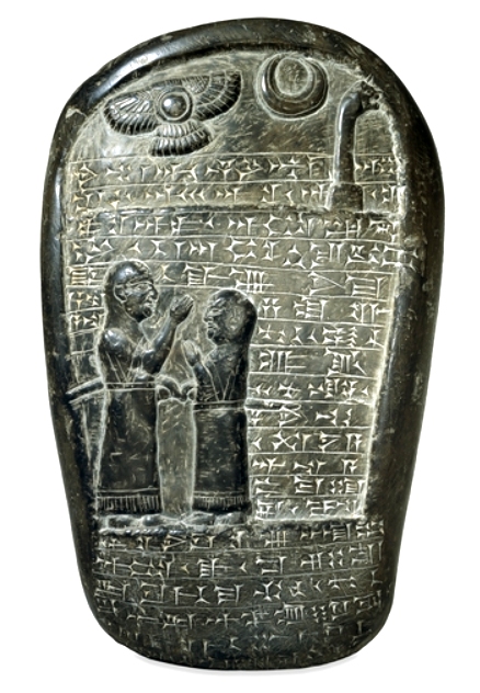 2 Priester, die ein Sonnengott-Bild mit Flgeln, Mondgott und Lwengott anbeten (Babylonien, um 900-800 v. Chr.)