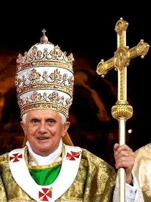 Papst Benedikt XVI mit Tiara