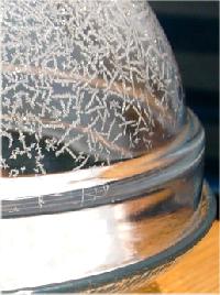 Beginn der Kristallbildung beim Kampfer-Sublimationsprozess an der Sonne