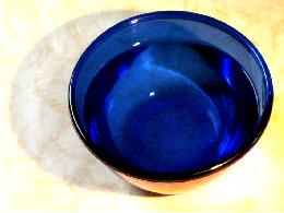 violette Schale zum Besonnen von Wasser und Wein