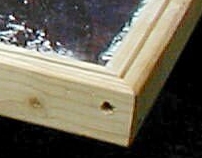 Nut in dickerem Rahmenholz zur Aufnahme des Windschutzes